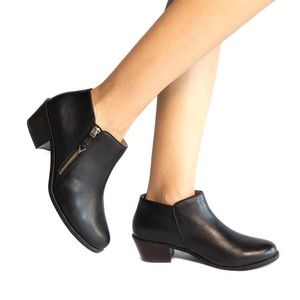 Vionic Jolene Black Zipper Ankle Boots, size 8